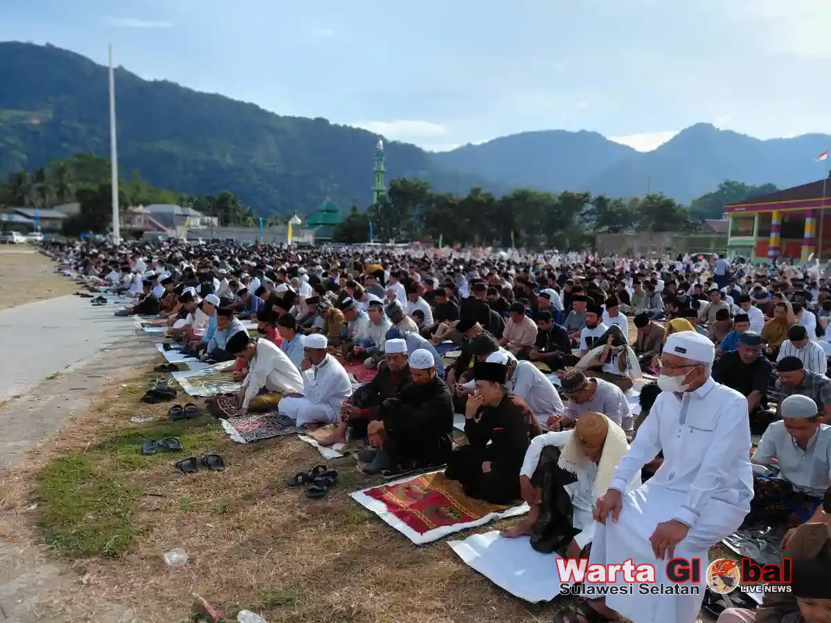 Lapangan Abu Bakar Lambogo Jadi Saksi Indahnya Toleransi Idulfitri