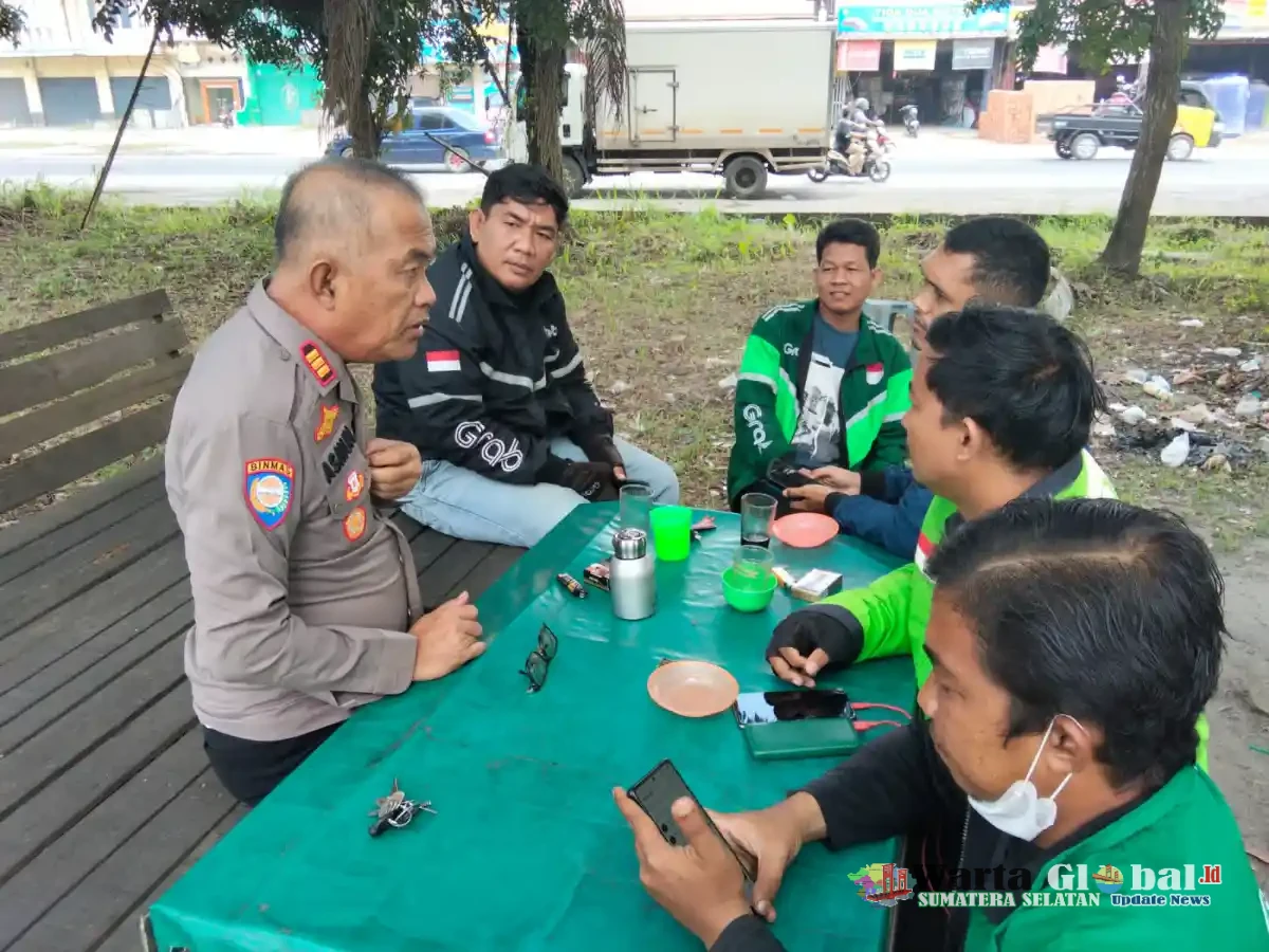 Cooling System Satbinmas Polres Ogan Ilir Sambangi Komunitas Grab di Terminal Timbangan.!!! Cooling System Satbinmas Polres Ogan Ilir Sambangi Komunitas Grab di Terminal Timbangan.!!!