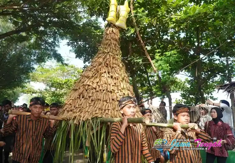 Ribuan Wisatawan Serbu Lomban Syawalan 2026 di Pantai Kartini Jepara