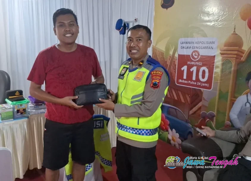 Petugas Posyan Kembalikan Dompet Pemudik yang Hilang di Rest Area 338 A Pekalongan ke Pemiliknya