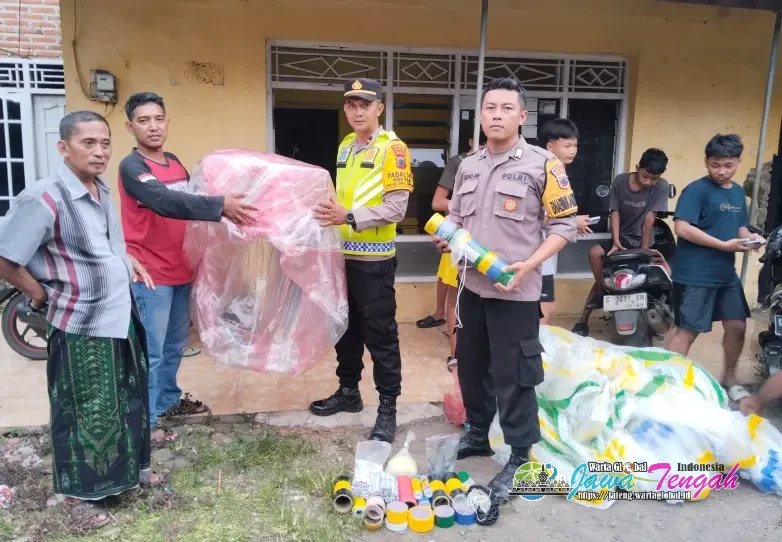 Warga Kuripan Kertoharjo Serahkan Petasan secara Sukarela ke Polres Pekalongan Kota