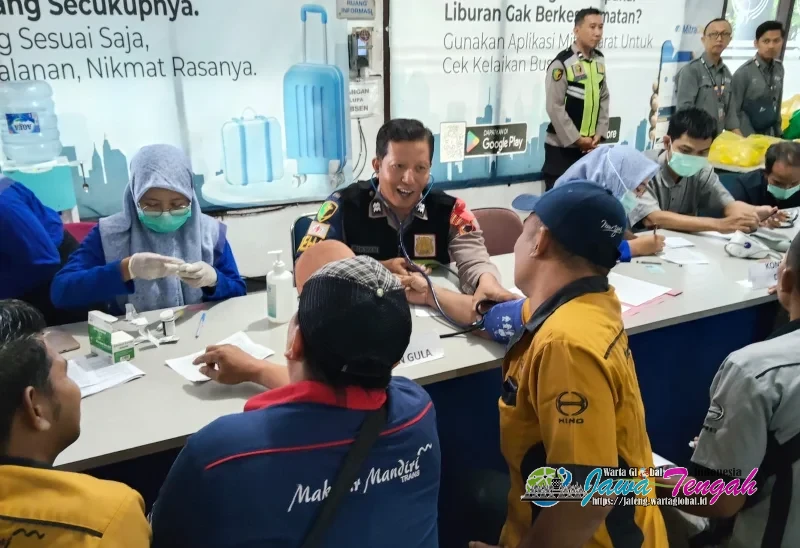 Ratusan Pemudik Balik Periksa Kesehatan Gratis, Polres Pekalongan Kota Pastikan Kondisi Armada dan Pengemudi