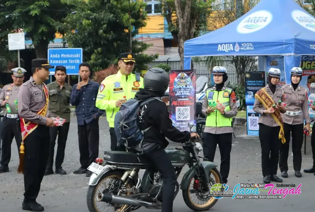 Hadirkan “Mudik Seger” Kapolres Pekalongan Kota Bagi Minuman Gratis pada Pemudik