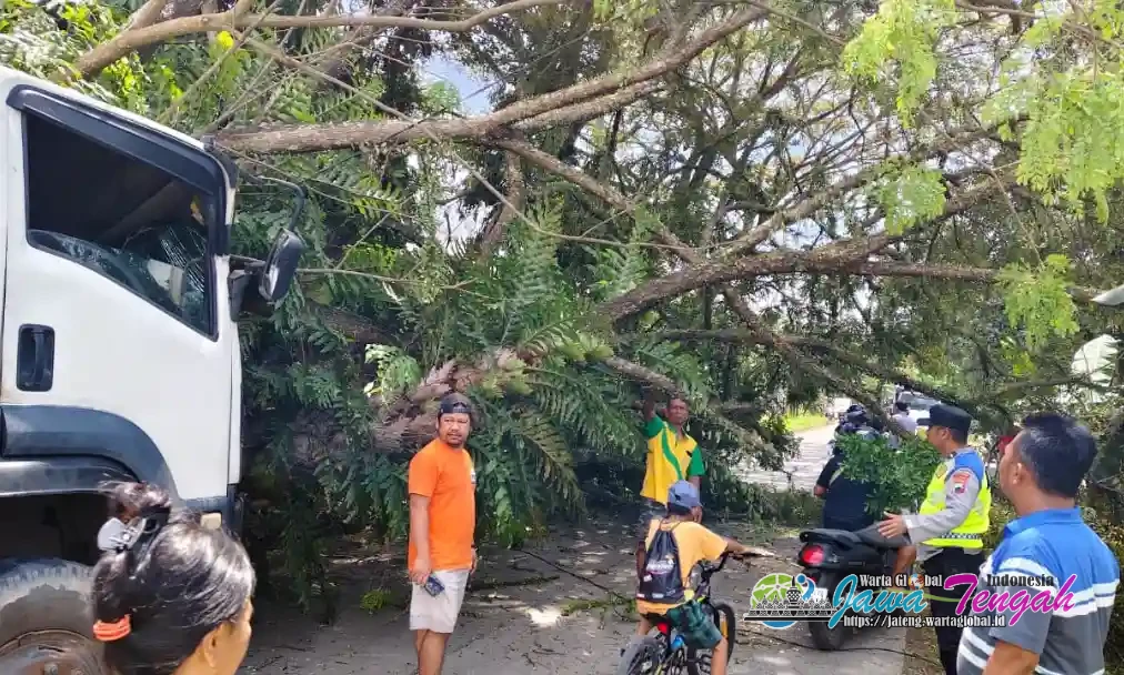 Tragis! Truk Hantam Pohon hingga Tumbang, Polsek Bojong Respon Cepat Evakuasi Lakukan Contra flow