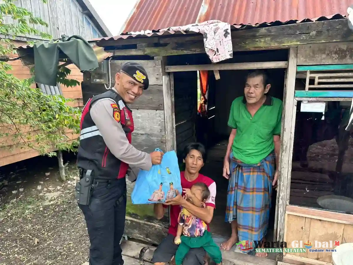 Personil Polres Ogan Ilir Salurkan Bantuan Sembako dari Kapolda Sumsel kepada Masyarakat.!!!!