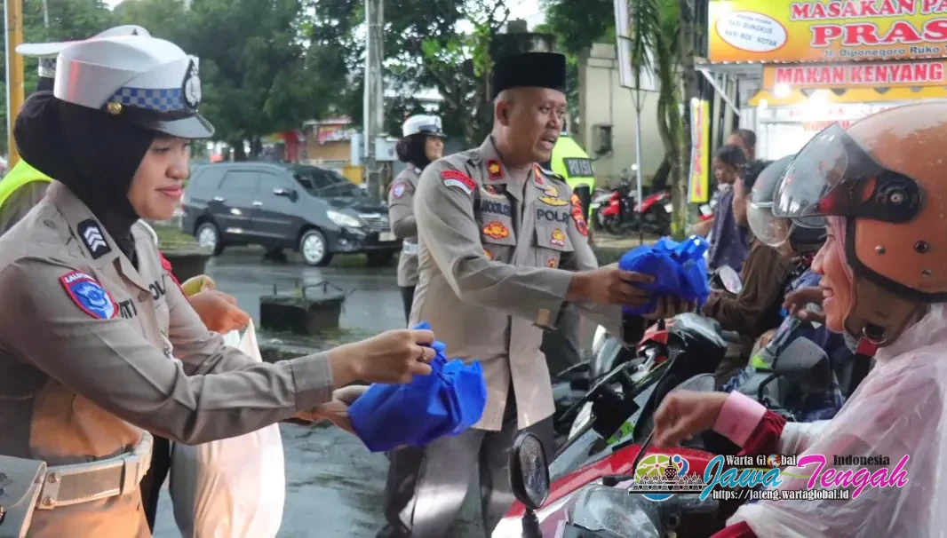 Polres Pekalongan Bagi Takjil Gratis kepada Masyarakat di Tugu Nol