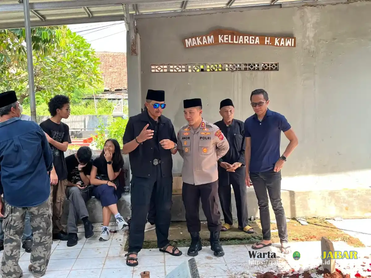 Tunjukkan Empati, Kapolres Purwakarta Hadiri Pemakaman Keluarga Mantan Wakapolri