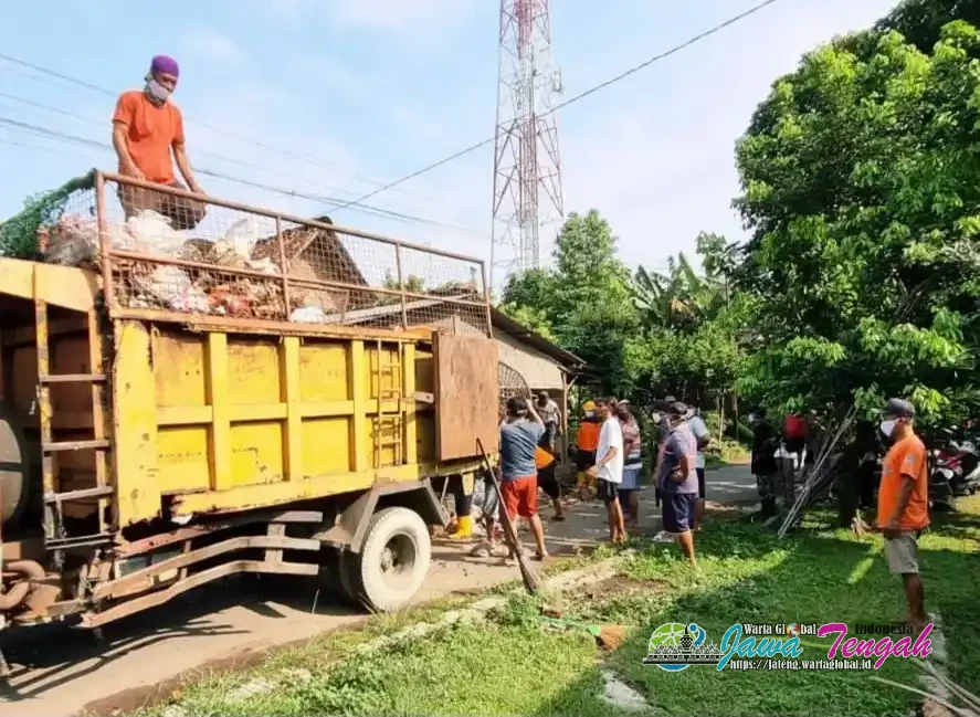 DLH Sragen Bersihkan 2 Truk Tumpukan Sampah Menggunung di Rumah Nenek di Kampung Mageru