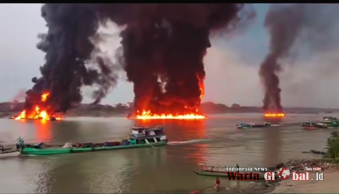 Kebakaran Dahsyat Telan Puluhan Kapal di Sungai Chindun: Api Berkobar 16 Jam, Korban Belum Terungkap
