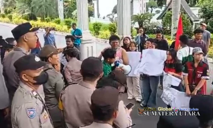 Massa Tembus Barikade, Sekda Junaedi Sitanggang Didemo