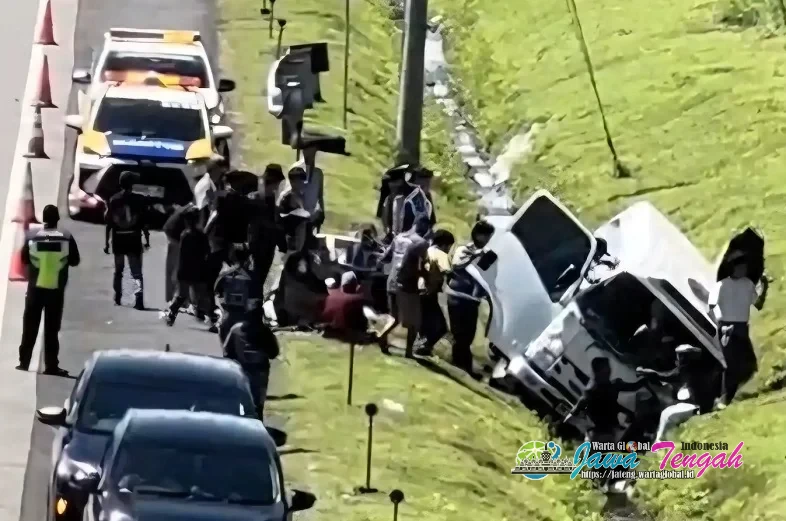 Hindari Ban Lepas, Elf Masuk Parit di Tol Semarang–Solo