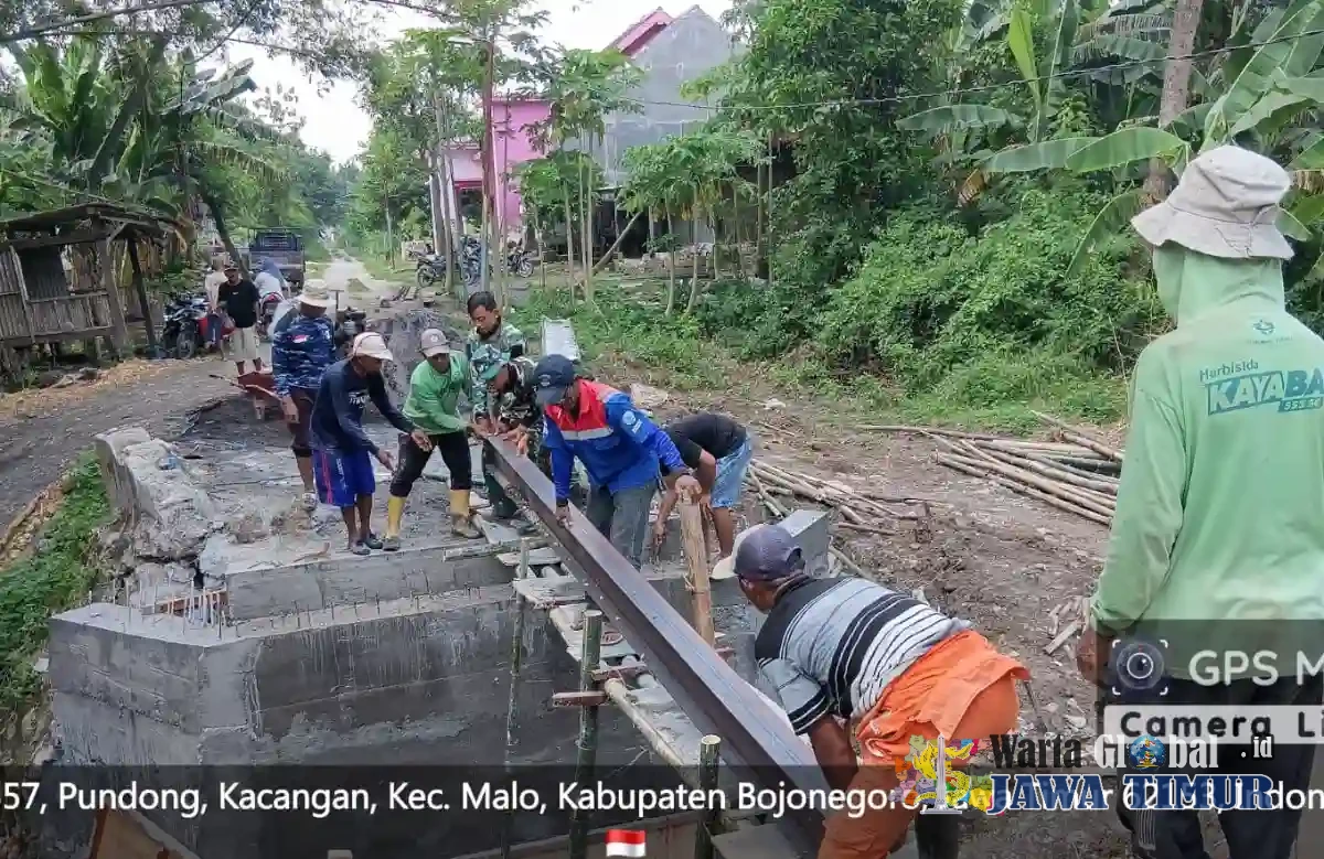 Garap 10 Jembatan Perintis Garuda, Babinsa Kodim Bojonegoro dan Masyarakat Gotong Royong Permudah Konektivitas Wilayah
