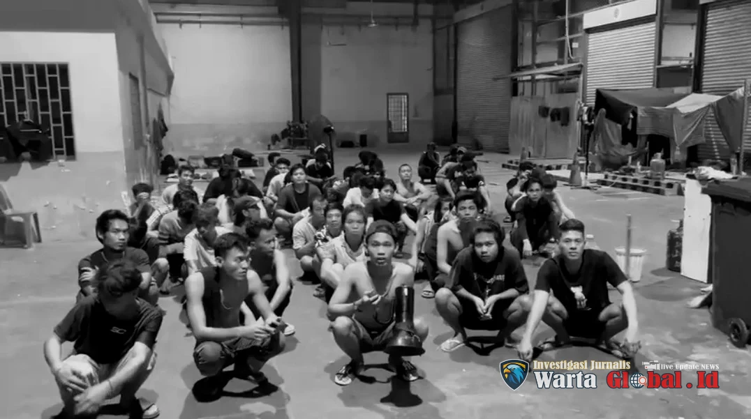 Breaking News, 
Tim Pencari Fakta WartaGlobal 


"Bau Bangkai di KBRI Kamboja: 135 WNI Terjebak Penampungan Phnom Penh, Mafia Tiket Gratis, Dugaan Korupsi Pegawai KBRI"