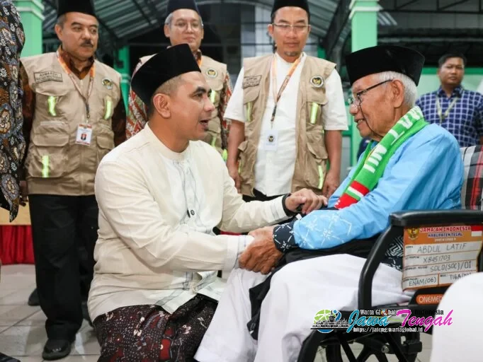 Wagub Jateng Taj Yasin Lepas Kloter Pertama Haji dari Embarkasi Solo