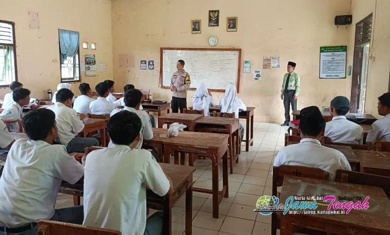 Polisi Gelar Sambang Dialogis di SMK Ma’arif NU Kajen, Bhabinkamtibmas Sampaikan Pesan Kamtibmas ke Pelajar