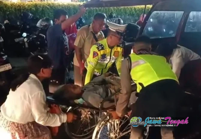 Berikan Pelayanan Terbaik, Satlantas Polres Karanganyar Bantu Jemaat Sepulang Gereja ke Dalam Mobil