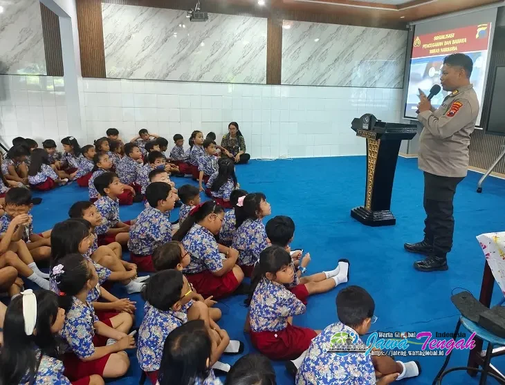 Polsek Serengan Edukasi Siswa SD Widya Wacana Surakarta tentang Bahaya Narkotika Sejak Dini