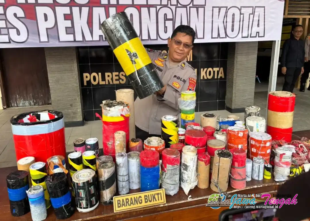 Polres Pekalongan Kota Sita 76 Balon Udara Liar dan Ratusan Petasan Diamankan
