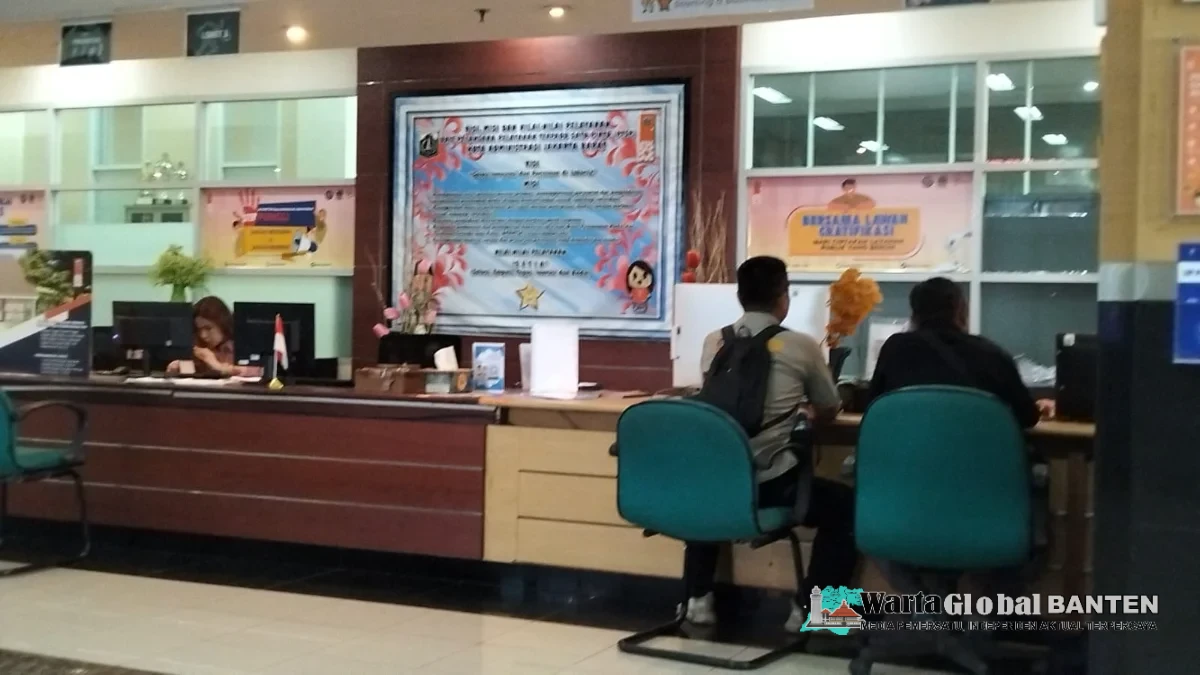 "Di Antara Padel Kembang Kencana-Seroja dan Dinding Besi Birokrasi: Siapa yang Sebenarnya Takut Terungkap di Meruya Utara?"