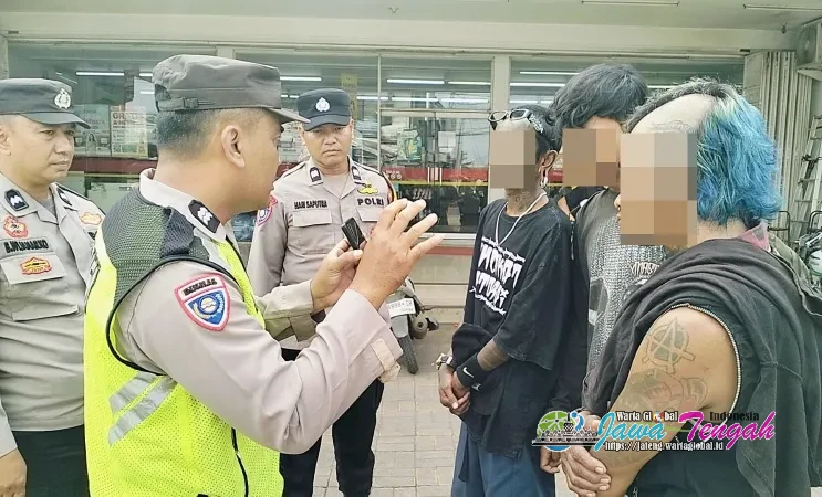 Video Viral Aksi Berbahaya! Polisi Gercep Tangani Anak Punk di TL Podo Pekalongan