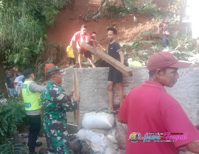 Tebing Longsor Timpa Dapur Warga di Desa Lebakbarang, Polisi Cek Lokasi