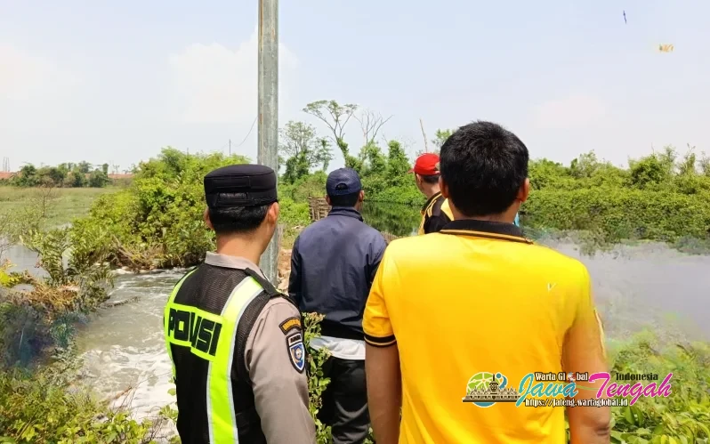 Kapolsek Sragi Cek Langsung Tanggul Jebol Sungai Silempeng