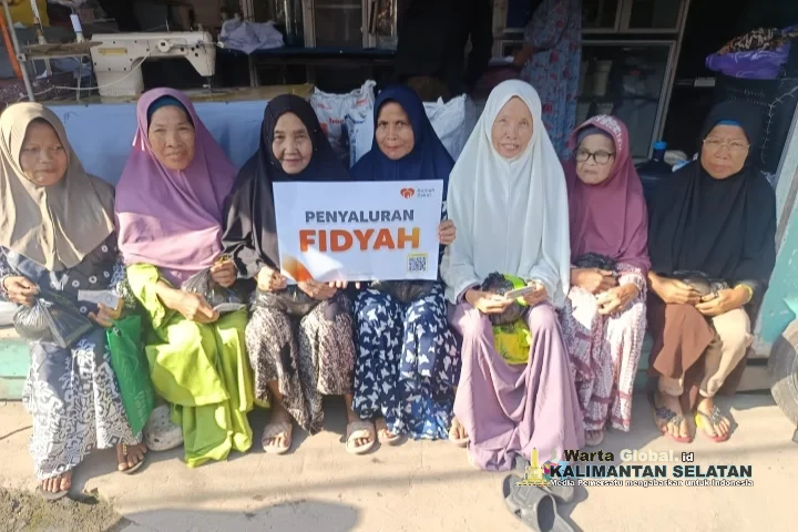 Tebar Keberkahan Pasca-Lebaran: Rumah Zakat Salurkan 200 Paket Sembako untuk Warga Pinggiran Sungai Banjarmasin