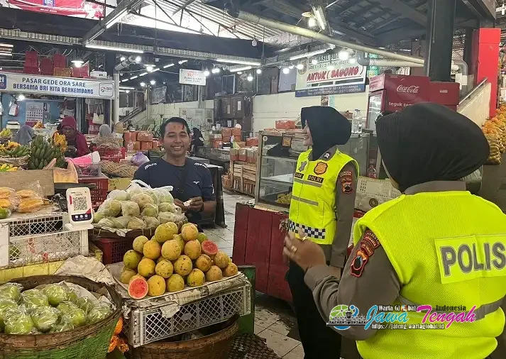 Polwan Polresta Surakarta Gelar Patroli Srikandi di Pasar Tradisional, Bangun Kedekatan dan Jaga Keamanan Warga