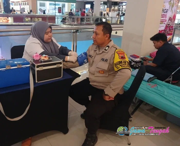Salut! Bhabinkamtibmas Mangkubumen Ikuti Donor Darah di Mall Paragon