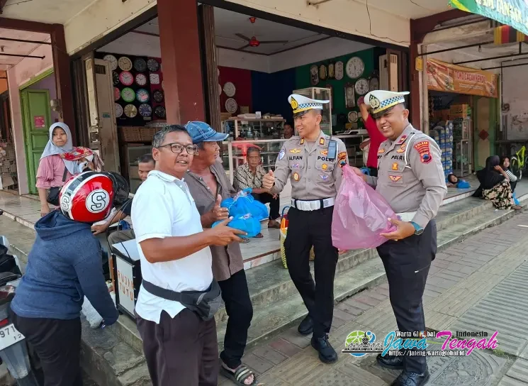 Jumat Berkah! Satlantas Polres Pekalongan Bagikan Nasi Kotak kepada Warga Membutuhkan