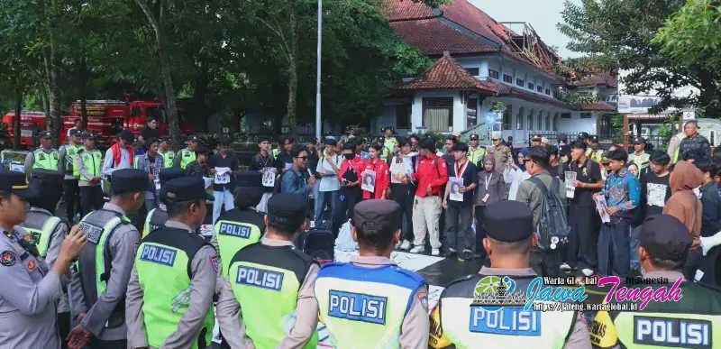 Mahasiswa Gelar Aksi di Depan Kantor Bupati Pekalongan, Sukirman Komitmen Tindaklanjuti Aspirasi Mahasiswa