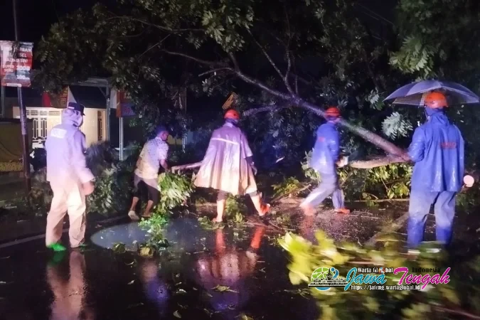 Kapolsek Bojong Pimpin Tim Gabungan Evakuasi Pohon Tumbang di Babalanlor Pekalongan