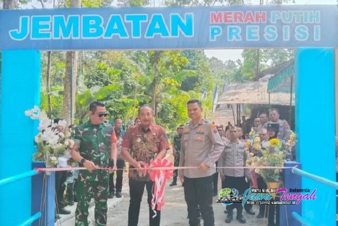 Bupati Karanganyar Resmikan Jembatan Merah Putih, Warga Desa Tohkuning Bahagia