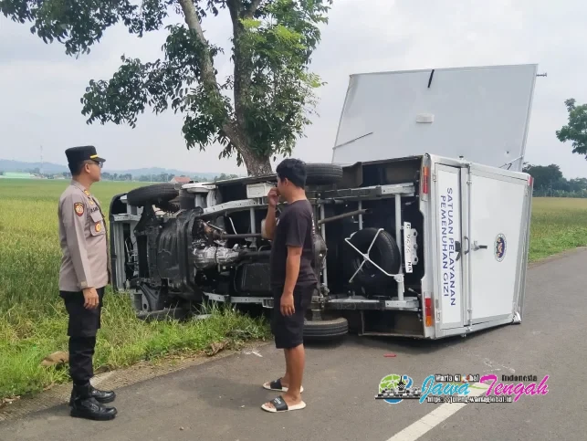 Mobil Boks SPPG Terguling di Jalan Klairan Kesesi Pekalongan