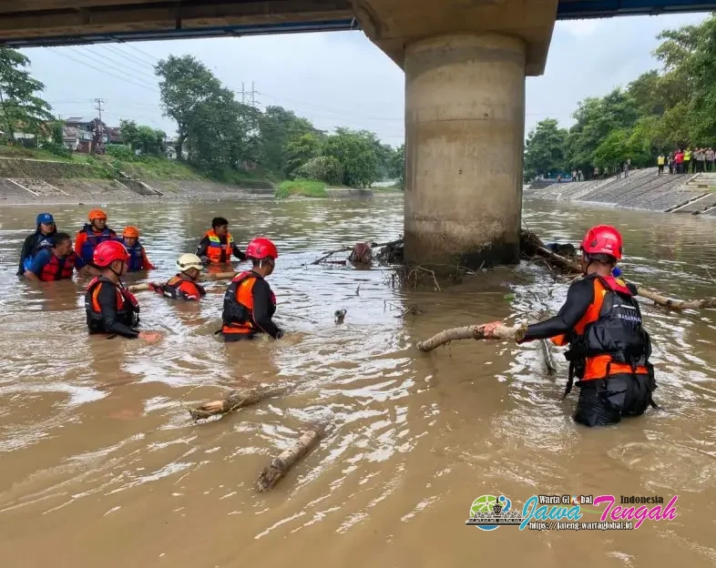 Tragis! Pria Hanyut Terseret Air di Banjir Kanal Barat, Tim SAR Sisir Sungai Hingga 2 Kilometer
