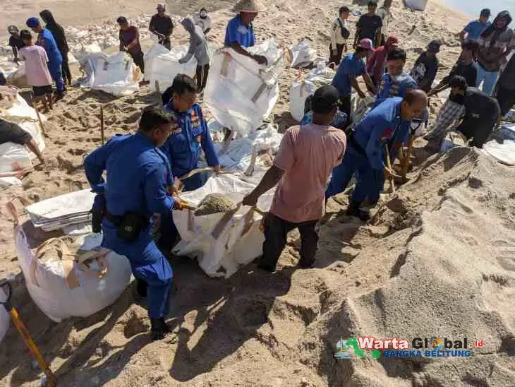 Sat Polairud Polres Bangka, Dit Polairud Polda Babel dan PT.Timah Gotong Royong Bersama Nelayan Isi Pasir Bag Jumbo di Muara Air Kantung