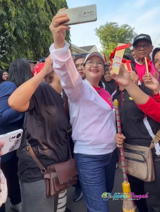 "I LOVE SEMARANG 479"
Wali Kota Agustina Bagi Bagi Kado di Simpang Lima