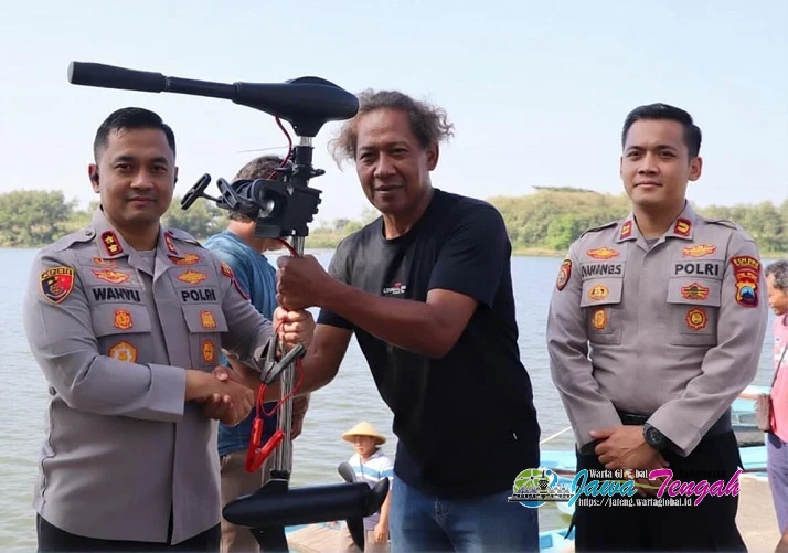 Kapolres Wonogiri Salurkan Bantuan Mesin Kapal Listrik untuk Nelayan Waduk Gajah Mungkur