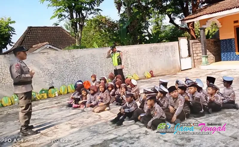 Polisi Sahabat Anak, Puluhan Siswa RA Al Uswah Kunjungi Polsek Slogohimo