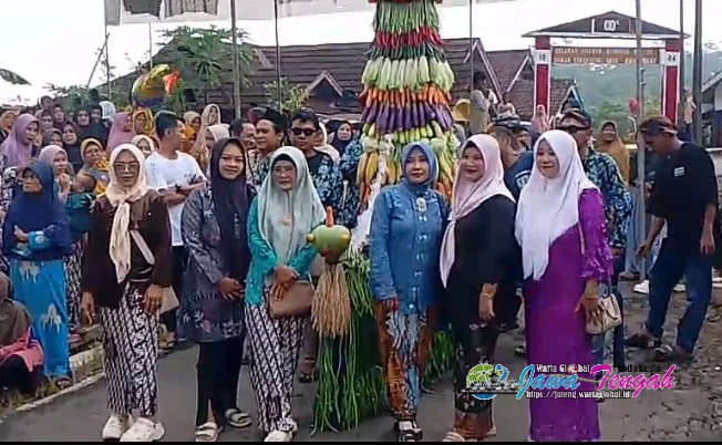 Ruwat Sedekah Bumi Legenonan, Warga Desa Pringsurat Kajen Gelar Karnaval Gunungan dengan Meriah