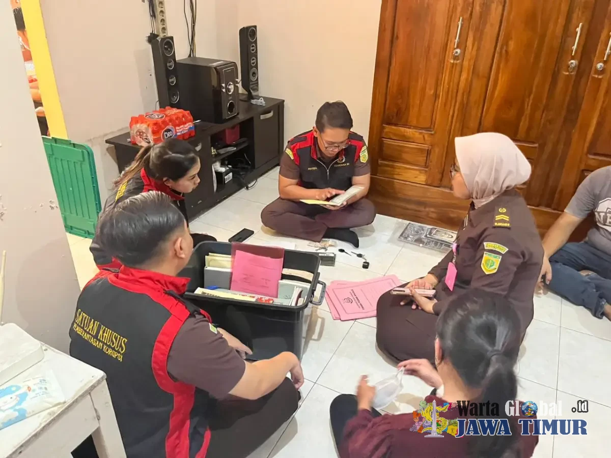 TIM PENYIDIK KEJAKSAAN NEGERI NGANJUK LAKUKAN PENGGELEDAHAN TERKAIT DUGAAN TINDAK PIDANA KORUPSI PENGGELAPAN DALAM JABATAN DI BANK JATIM CABANG NGANJUK