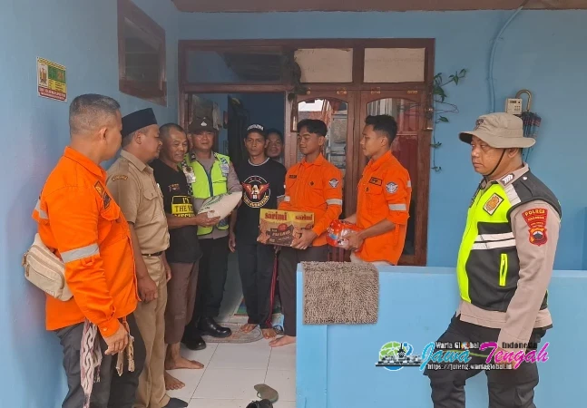 Polsek Paninggaran Bersama Instansi Terkait Salurkan Bantuan Sembako kepada Warga Terdampak Longsor di Desa Sawangan