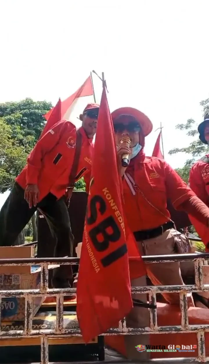 PERINGATI HARI BURUH SEDUNIA 2026, SERIKAT BURUH SE-KABUPATEN OGAN ILIR SAMPAIKAN ASPIRASI DI KOMPLEK PERKANTORAN BUPATI