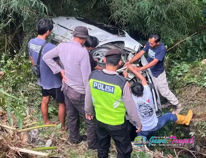 Mobil Terios Terjun ke Jurang Satu Keluarga Selamat