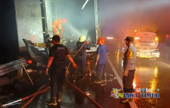 Truk Ekspedisi JNE Bermuatan Ribuan Paket Terbakar di Tol Solo-Ngawi
