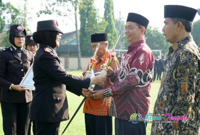 Kapolres Sragen Beri Penghargaan dan Trofi Satkamling Berprestasi Tingkat Polres pada Peringatan Harkitnas ke-118