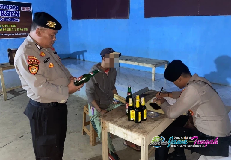 Sisir Tempat Hiburan dan Angkringan, Sat Samapta Polres Pekalongan Sita Puluhan Botol Miras
