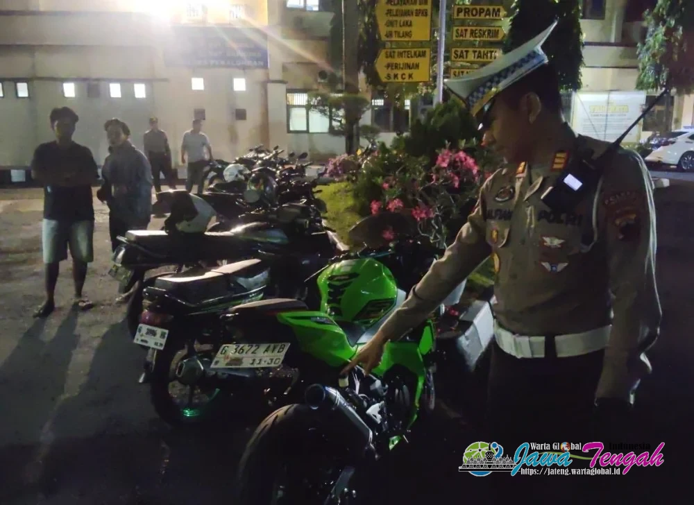 Satlantas Polresta Pekalongan Gelar Razia, Puluhan Pengguna Knalpot Brong Terjaring di Alun-Alun Kajen