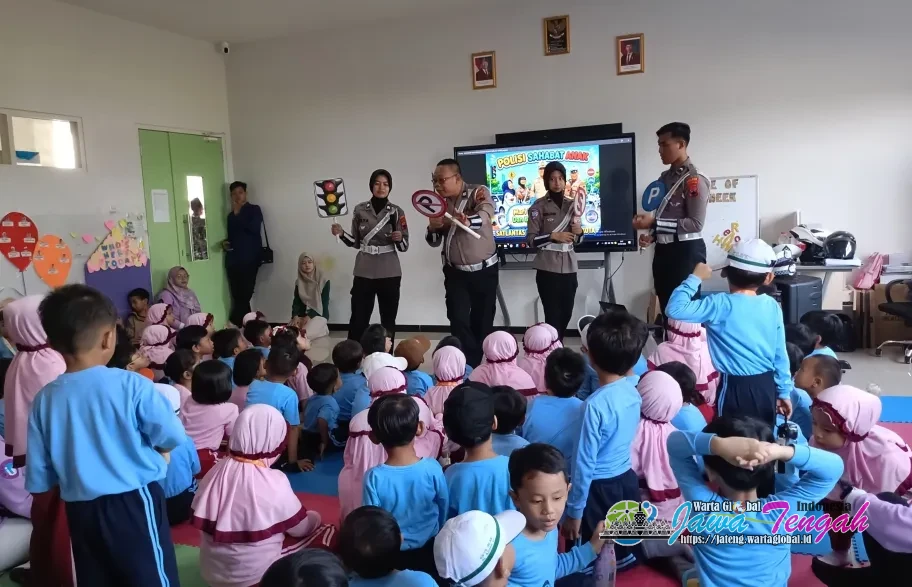 Satlantas Polres Pekalongan Kota Ajak Siswa TK Al Azhar 63 Naik Mobil Patroli dan Moge