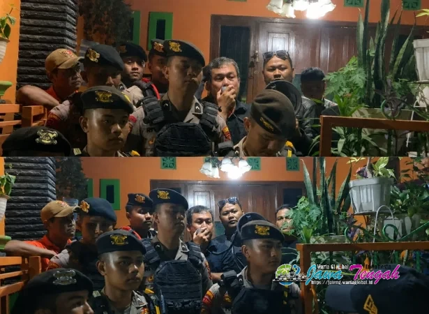 Nasabah BMT Mitra Umat Gelar Aksi Datangi Rumah Ketua BMT Mitra Umat, Polisi Lakukan Pengamanan 
Persuasif dan Humanis